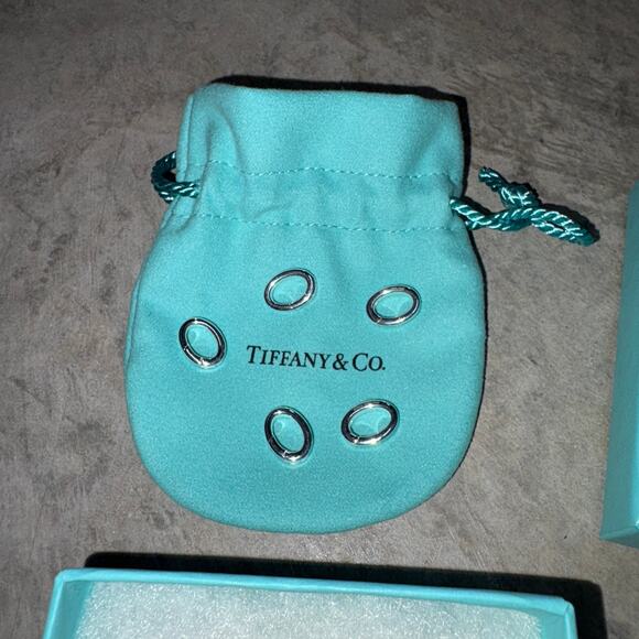 Tiffany & Co. Sterling Silver Clasping Link Oval Jump Spring Ring Charm 1 Unit - Picture 1 of 6